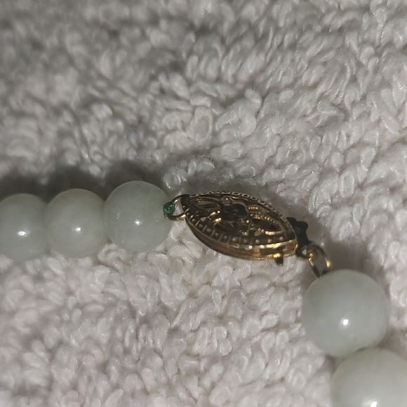 Exquisite Green Beaded Necklace with Gold Accents - Picture 4 of 8